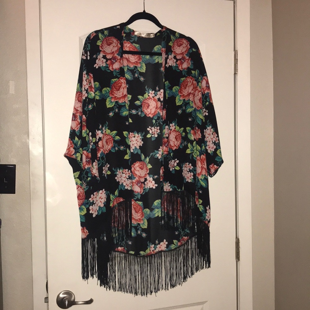 Flowered kimono with fringe